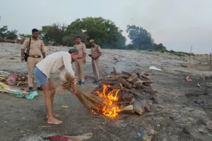 पुलिस ने पति से कराया अंतिम संस्कार मायके पक्ष को रोका