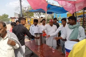 उन्नाव जनपद के बंथर चौराहे पर निषाद पार्टी पदाधिकारियों ने किया सरबत वितरण