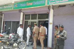 रेस्टोरेंट में एसडीएम ने पुलिस बल के साथ मारा छापा, ग्राहकों में मची भगदड़