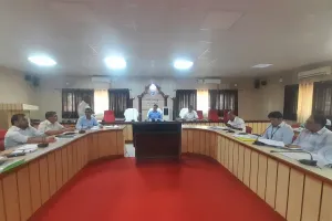 डीएम की अध्यक्षता में विकास कार्यों की समीक्षा बैठक संपन्न