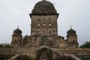 ओएल का सुप्रसिद्ध मेंढक मंदिर  हस्तशिल्प का जीता जागता सबूत।