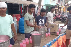 चांदा कस्बे में व्यापारियों ने राहगीरों को वितरित किए शरबत