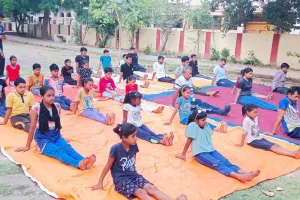 तिकोना पार्क में स्वदेश सेवा संस्थान द्वारा बच्चो ने किया योगाभ्यास।