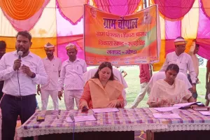 ग्राम चौपाल लगाकर डीएम ने सुनी ग्रामीणों की समस्याएं।