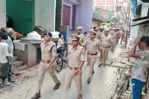 भदोही जनपद मे फ्लैग मार्च कर पुलिस ने कराया सुरक्षा का अहसास।