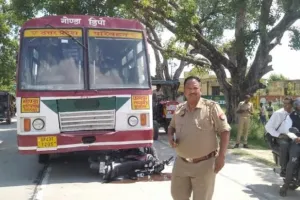 रोडवेज के नीचे आई बाईक चालक की  हालत गंभीर हादसे से गुस्साई भीड़ ने रोडवेज में घुस काटा बवाल