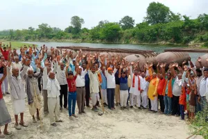 गोमती नदी स्थित बाजपुरा घाट पर पक्का पुल बनाए जाने को लेकर ग्रामीणों ने बैठक कर कि अपनी आवाज बुलंद