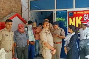 Kushinagar : गेस्ट हाउस पर पुलिस की छापेमारी रंगे पकड़े गए छः जोड़े युवक युवतियां