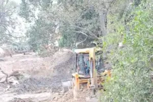 ख़जनी में मशीनरी यंत्र मजदूर के पेट पर चला रहे बेरोजगारी रूपी बुलडोजर