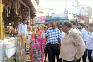 नगर आयुक्त ने बहादुरगंज में दुकानदारों द्वारा किए गए अतिक्रमण को हटवाया दोबारा अतिक्रमण करने पर कार्यवाही की दी चेतावनी