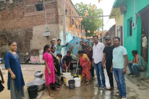 बरही पश्चिमी मुखिया ने भीषण गर्मी में मल्लाह टोली व तेलीटोला के ग्रामीणों को टैंकर से पेयजल की आपूर्ति करवाई