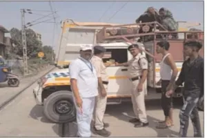 मिर्जाचौकी रेलवे फाटक पर स्टेशन प्रबंधक और आरपीएफ के द्वारा चलाया गया जन जागरूकता अभियान