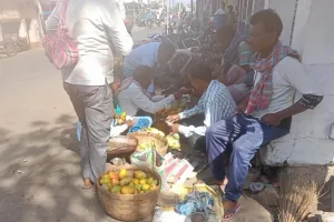 पाकुड़िया की'नाक' कहा जाने वाला राम सीता चौक पर पसर रही है, ग्रामीण आमों की मीठास