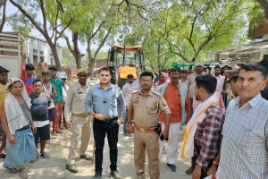 तालाब के किनारे अवैध अतिक्रमण पर गरजा बुलडोजर