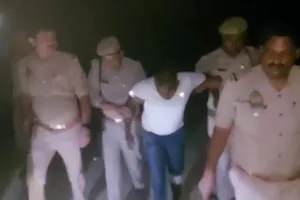 किशोरी के साथ दुष्कर्म का प्रयास करने एवं आत्महत्या के लिए दुष्प्रेरित करने वाले फरार अभियुक्त को एक मुठभेड़ के बाद घायल अवस्था में गिरफ्तार 