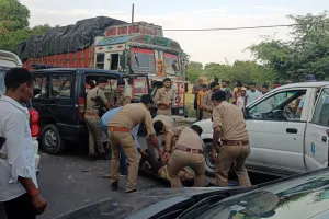 तेज रफ्तार डंपर ने बाइक सवार दो सगे भाइयों को कुचला, दर्दनाक मौत
