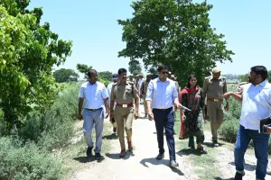 जिला अधिकारी ने बाढ़ से प्रभावित क्षेत्र के तट बांधो का किया निरीक्षण