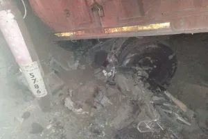 तेज रफ्तार के दो ट्रेलरो की आमने-सामने जोरदार टक्कर से बाइक सवार सहित तीन की मौत