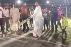 नाइट क्रिकेट टूर्नामेंट का चेयरमैन रामशरण पाठक ने किया उद्घाटन
