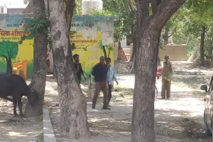 प्रकाशित खबर का संज्ञान लेते हुए सामुदायिक शौचालय से विद्युत चोरी करने पहुंचे जेई ने प्रधान के दबाव में आकर नहीं किया कार्यवाही