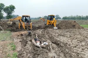 प्रशासन ने कहा तीन वर्ष से धरने पर बैठे किसानों की सहमति पर नहर की खुदाई हुई शुरू