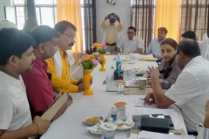 व्यापार मंडल ने डीएम को ज्ञापन सौंप सड़क के पुनः निर्माण की मांग की