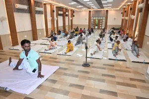 बलरामपुर चीनी मिल इकाई के मुख्य महाप्रबंधक द्वारा कम्युनिटी हॉल में किया गया योग शिविर का आयोजन