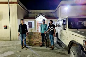 बिहार के गोपालगंज जिले में उचकागाव थाना क्षेत्र में एक बोलेरो गाड़ी से शराब जब्त, दो गिरफतार