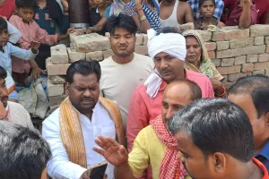 राजेंद्र हत्याकांड में पहुंचे क्षेत्रीय विधायक द्वारा हर संभव सहायता उपलब्ध कराने का कराने का दिया आश्वासन