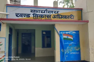 वर्षों से ध्वस्त पड़ा आरो फिल्टर वाटर कूलर नहीं बुझ रही फरियादियों की प्यास