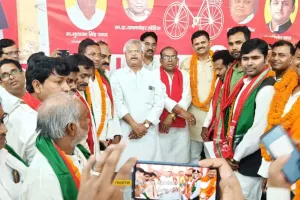 सपा ने यमुनापार के नवनियुक्त पदाधिकारियों को सौंपा मनोनयन पत्र