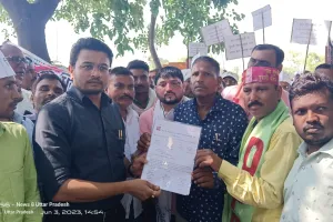 उत्तर प्रदेश पंचायती राज ग्रामीण सफाई कर्मचारी संघ के बैनर तले हैदरगढ़ विकासखंड मुख्यालय पर प्रदर्शन