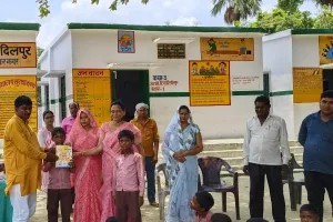 Ambedkarnagar: प्राथमिक विद्यालय में बच्चों को बुक व पेंसिल का किया गया वितरण