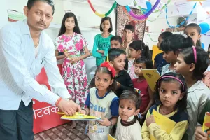  सीएससी दिवस पर वीएलई ने बच्चों को वितरित किया कापी पेंसिल 