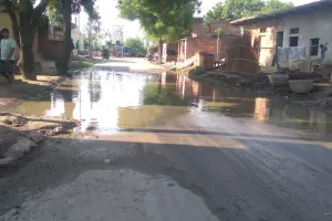 भदोही में कौलापुर- सेमराध मार्ग पर स्थित जगदीशपुर गांव में सड़क बनी तालाब।