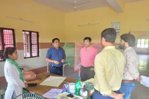 विशेष संचारी रोग नियंत्रण अभियान के अन्तर्गत जिला मलेरिया अधिकारी द्वारा किया गया वार्ड का निरीक्षण