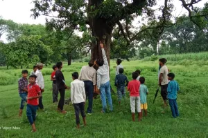 विद्यालय परिसर के करीब पेड़ पर आकाशीय बिजली के गिरने डरे 