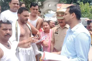 सामाजिक संगठन के कार्यकर्ताओं ने विभिन्न समस्याओं को लेकर प्रदर्शन कर कलेक्ट्रेट में अतिरिक्त मजिस्ट्रेट की सौंपा ज्ञापन।