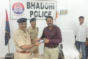 गुरूपूर्णिमा के मौके पर भदोही पुलिस ने मोबाइल स्वामियों को दी सौगात।