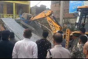 Bihar : अतिक्रमणकारियों के विरूद्ध रामनगर परिषद का चला बुलडोजर
