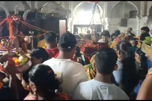 Bihar : ऐतिहासिक नीलकंठ नर्मदेश्वर महादेव मंदिर में श्रद्धालुओं ने की जलाभिषेक