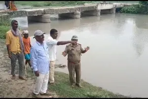 बगहा : नहरों से निकल सड़को पर मगरमच्छ के आ जाने से दहशत में हैं ग्रामीण 