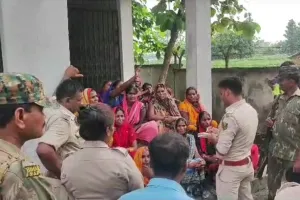 बेतिया : सीओ के गाड़ी के आगे जमीन पर लेट कर भूमिहीन दलित महिलाओं ने किया घेराव 