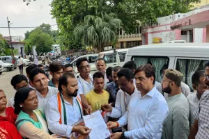 जिला कांग्रेस अल्पसंख्यक कमेटी ने कलेक्ट्रेट में राष्ट्रपति को संबोधित ज्ञापन अतिरिक्त मजिस्ट्रेट को सौंपा।