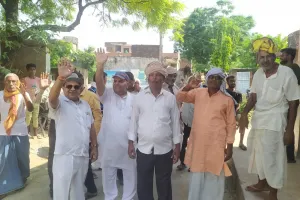 चकबंदी प्रक्रिया का ग्रामीणों ने किया विरोध, अधिकारी बैकफुट पर आये