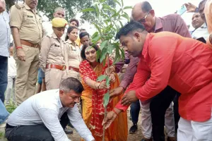 अभिनेत्री दीपिका ने मिल्कीपुर के किनौली में किया पौधरोपण