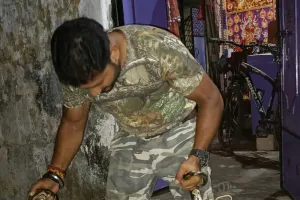 बगहा : विशालकाय पायथन का घर से रेस्क्यू वीटीआर जंगल मे छोड़ा गया