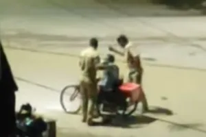 देवरिया में पीआरडी जवानों की शर्मनाक करतूत, पानी मांगने पर दिव्यांग को पीटा