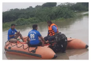बढ़ते जलस्तर से ग्रामीण दहशत में