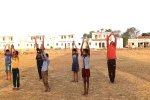 विकास खुरसेल ने हिरापुर में बच्चों को करवाया योगाभ्यास, ग्रामीणों ने जताया आभार